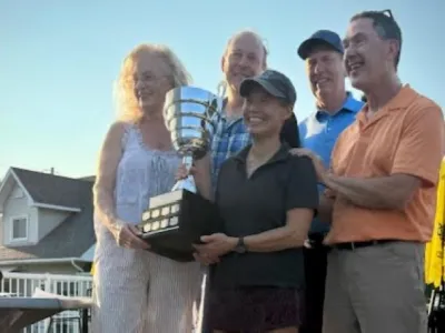 Shelly presents the golf trophy to the winning team of four.