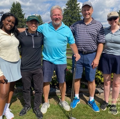 Five golfers that make up team 4 pose with clubs in hand.